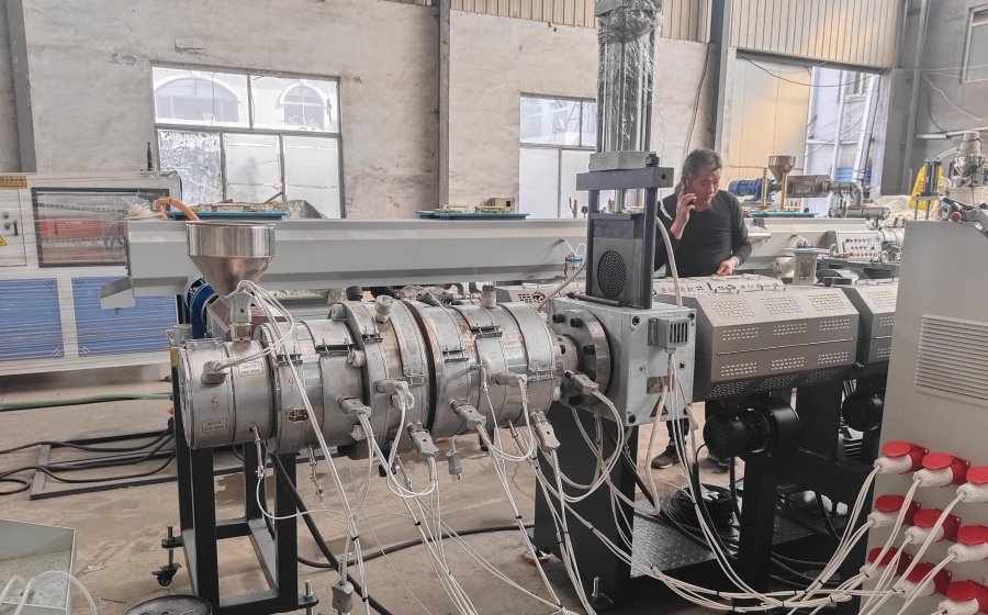Customer Participates in HDPE Pipe Production Line Testing at Our Factory