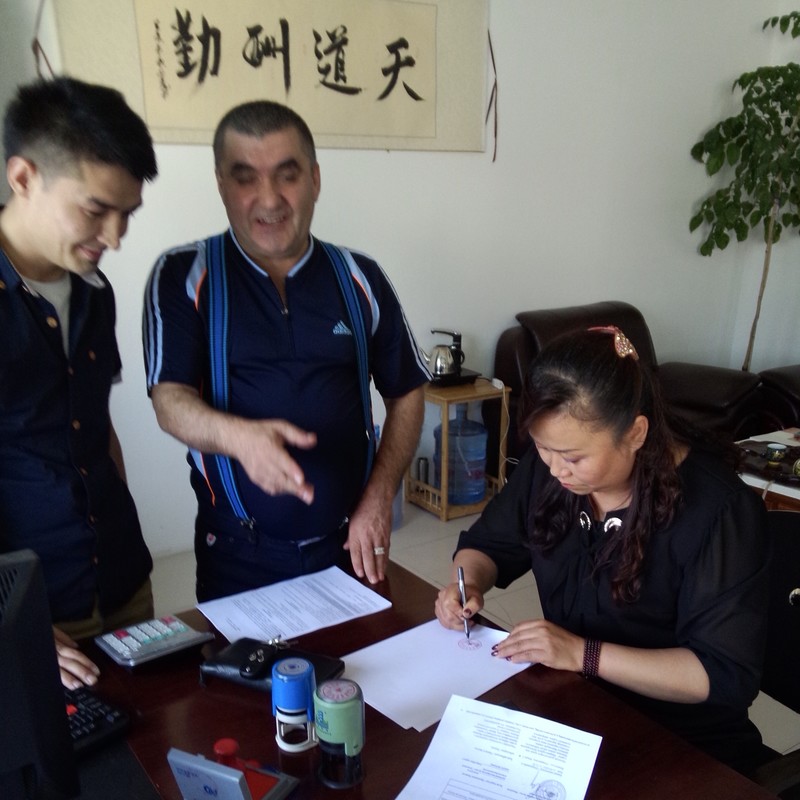 哈萨客户签约.jpg